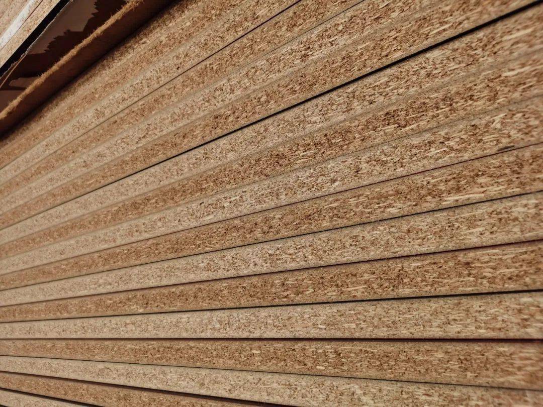 实木平顶山颗粒板：最差的板材？与密度板环保PK，谁更胜一筹？